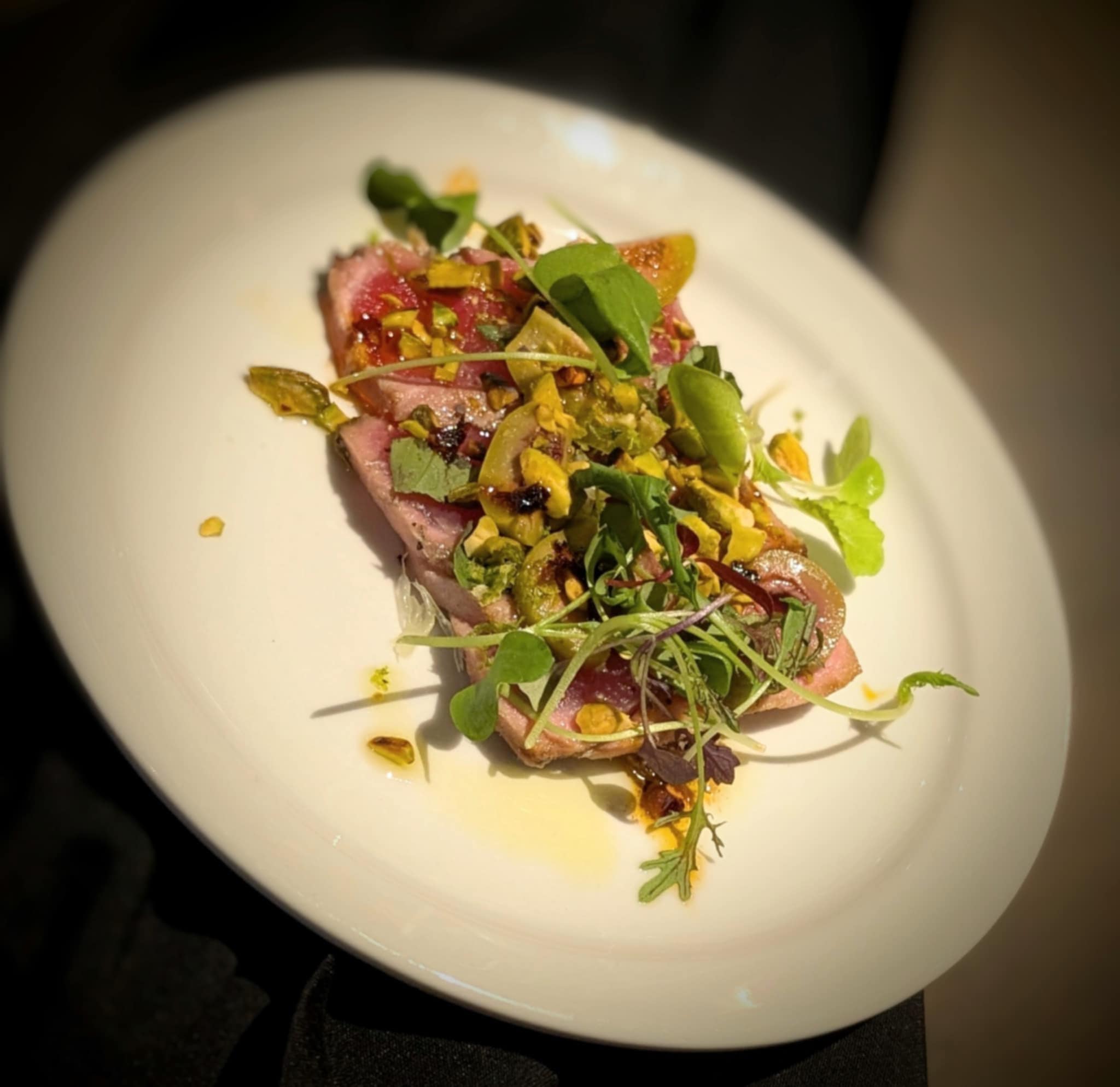 Tataki de thon en croûte de pistache et olives avec légumes de saison