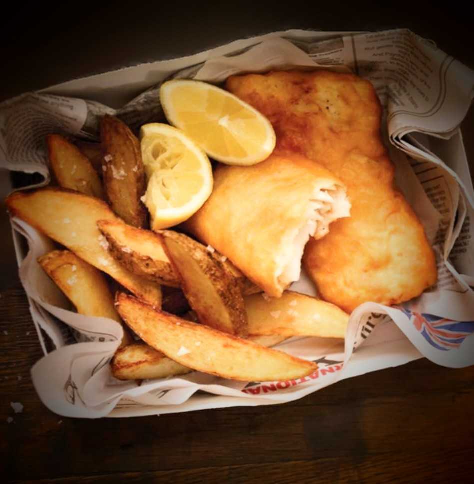 Fish and Chips croustillant avec frites dorées et sauce tartare maison