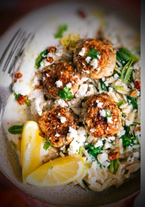 Plat de boulettes grecques avec salade d'orzo et sauce tzatziki