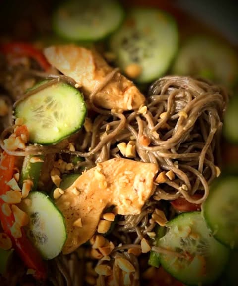 Sauté de nouilles asiatiques avec légumes croquants et sauce poulet aux arachides onctueuse.