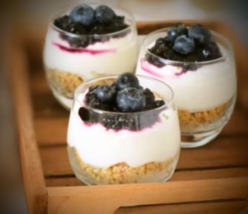 Verrines de gâteau au fromage aux mûres et bleuets frais, avec base croustillante et mousse légère.
